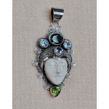 Pendentif Visage Multiples Pierres